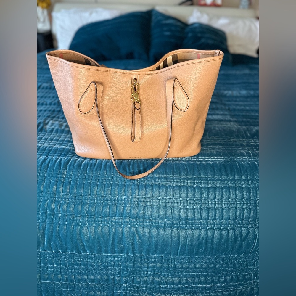 Burberry
Honeybrook Tote Leather Medium - Picture 3 of 13